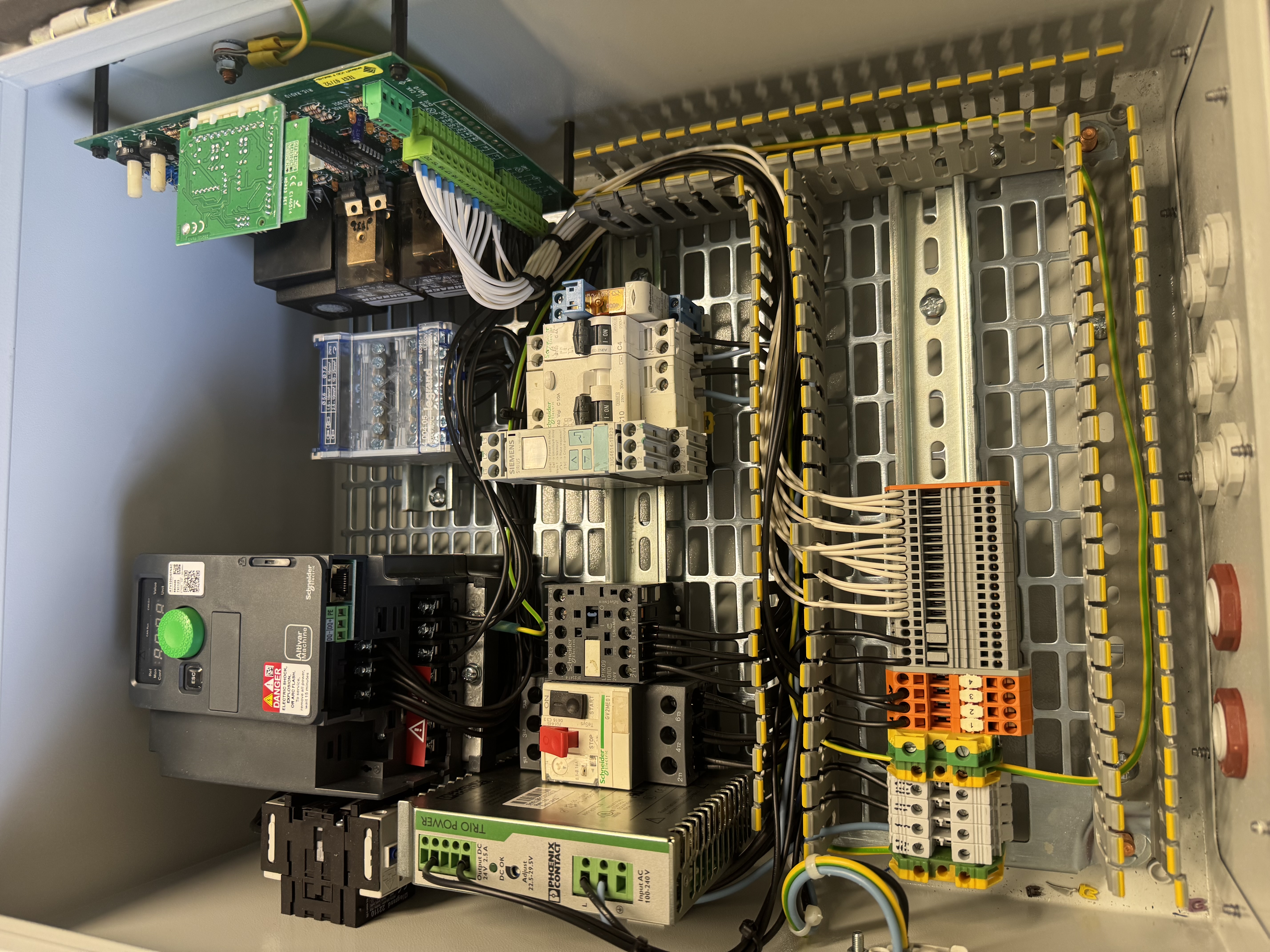 Création d'une armoire électrique avec variateur pour commander un portail industriel